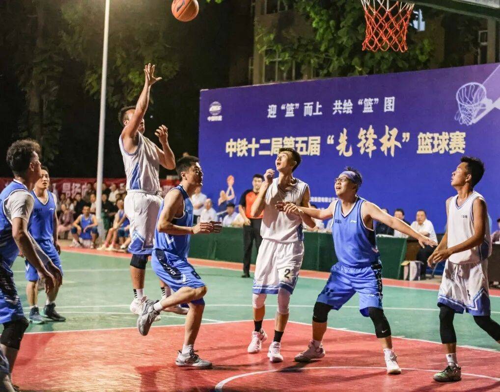赛场上篮球情绪高涨，队伍积极对抗争夺胜利