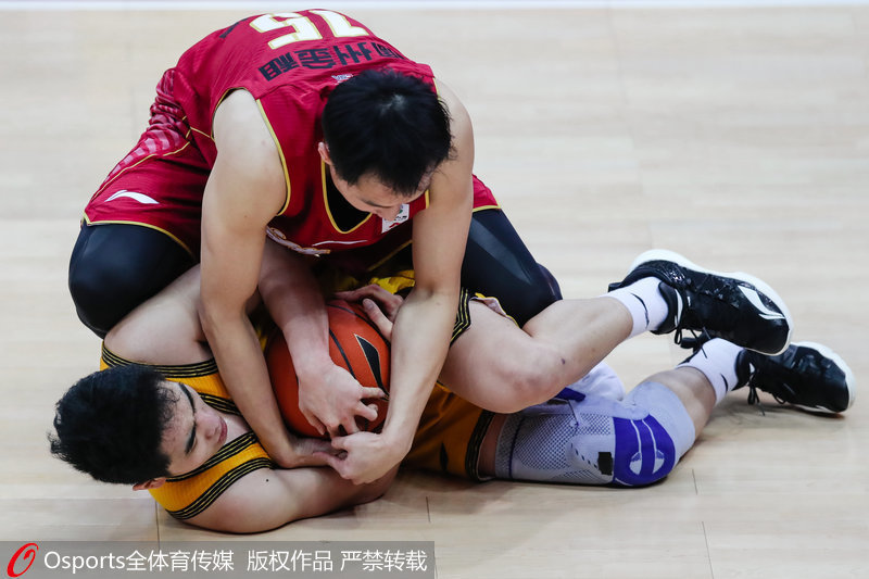 阿赫利桑球员远射得手，帮助球队获胜的简单介绍